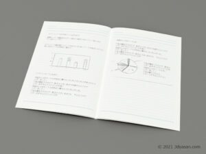 開いたノートの3Dモデル